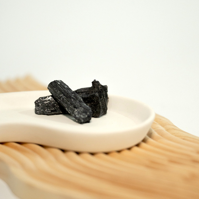 črni turmalin surov