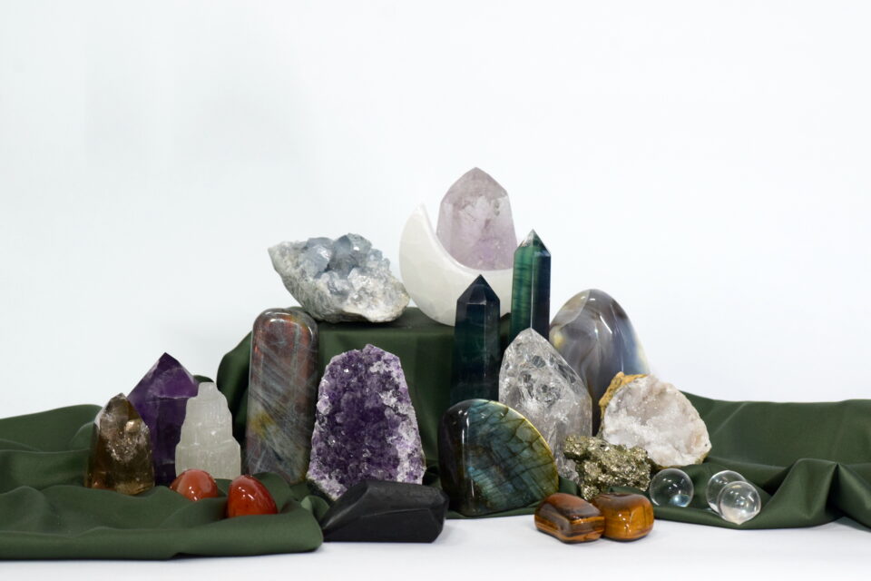 kristali in minerali selenit kvarc quartz labradorit labradorite mavrični fluorit ranibow fluorite ametist amethyst druza druzy ahat agate stolpec konica žepni kamen surovi kristal free form palm stone fire and ice luna selenit karneol carnelian tigrovo oko tigers eye