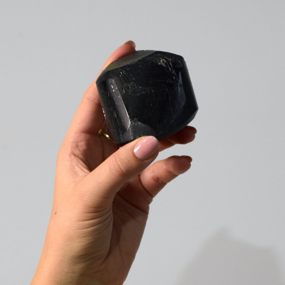 črni turmalin black tourmaline free form