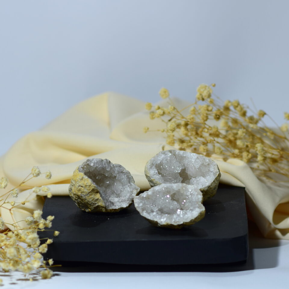 quartz geode kvarc geoda surov