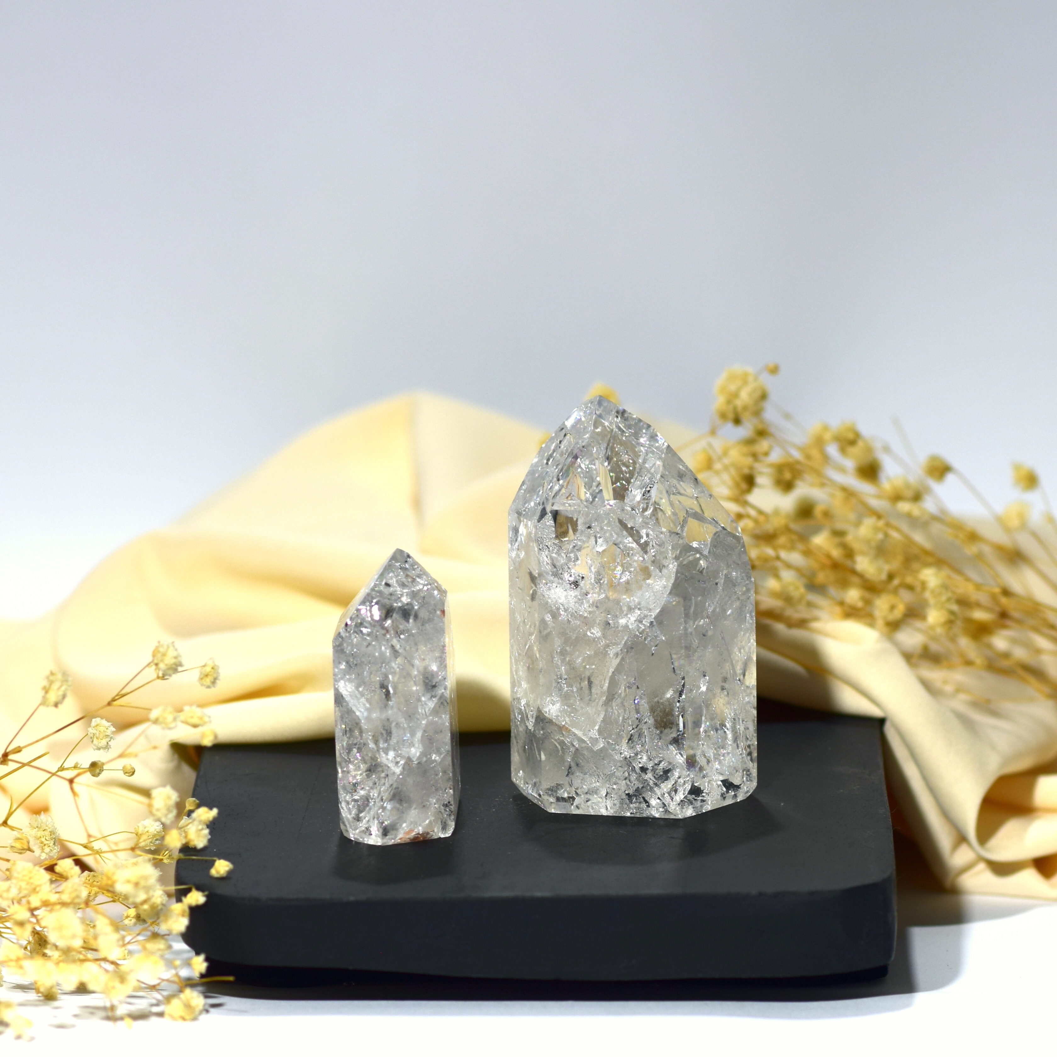 Fire & Ice Quartz je vrsta kamene strele, ki je prepoznavna po svojih edinstvenih notranjih razpokah, svetlobnih odbojih in mavričnih odsevih.