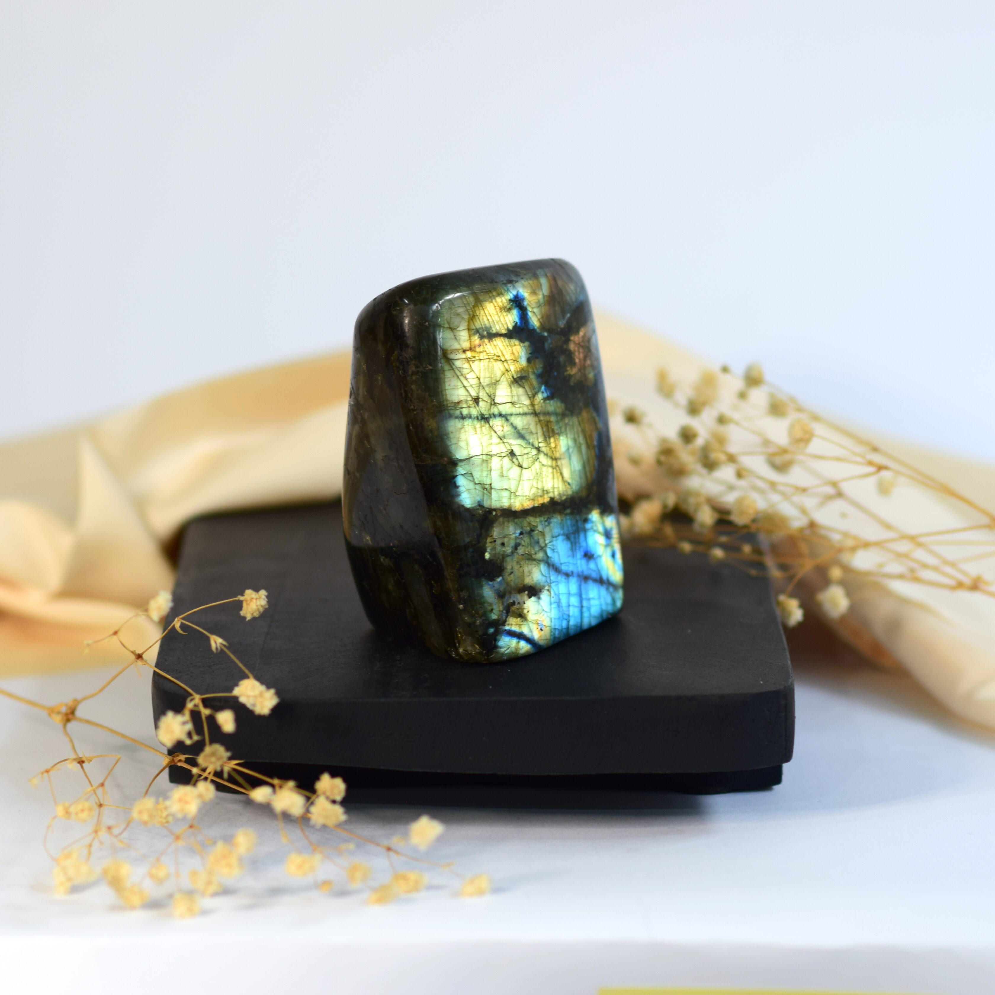 Labradorit je kristal transformacije, intuicije in zaščite. Pogosto se uporablja kot podpora v obdobjih sprememb, osebne rasti in novih začetkov, saj spodbuja zaupanje vase, intuicijo ter pomaga pri premagovanju notranjih blokad. Pod določenim kotom svetlobe pa zasije v čudovitih modrih, zelenih in zlatih odtenkih.