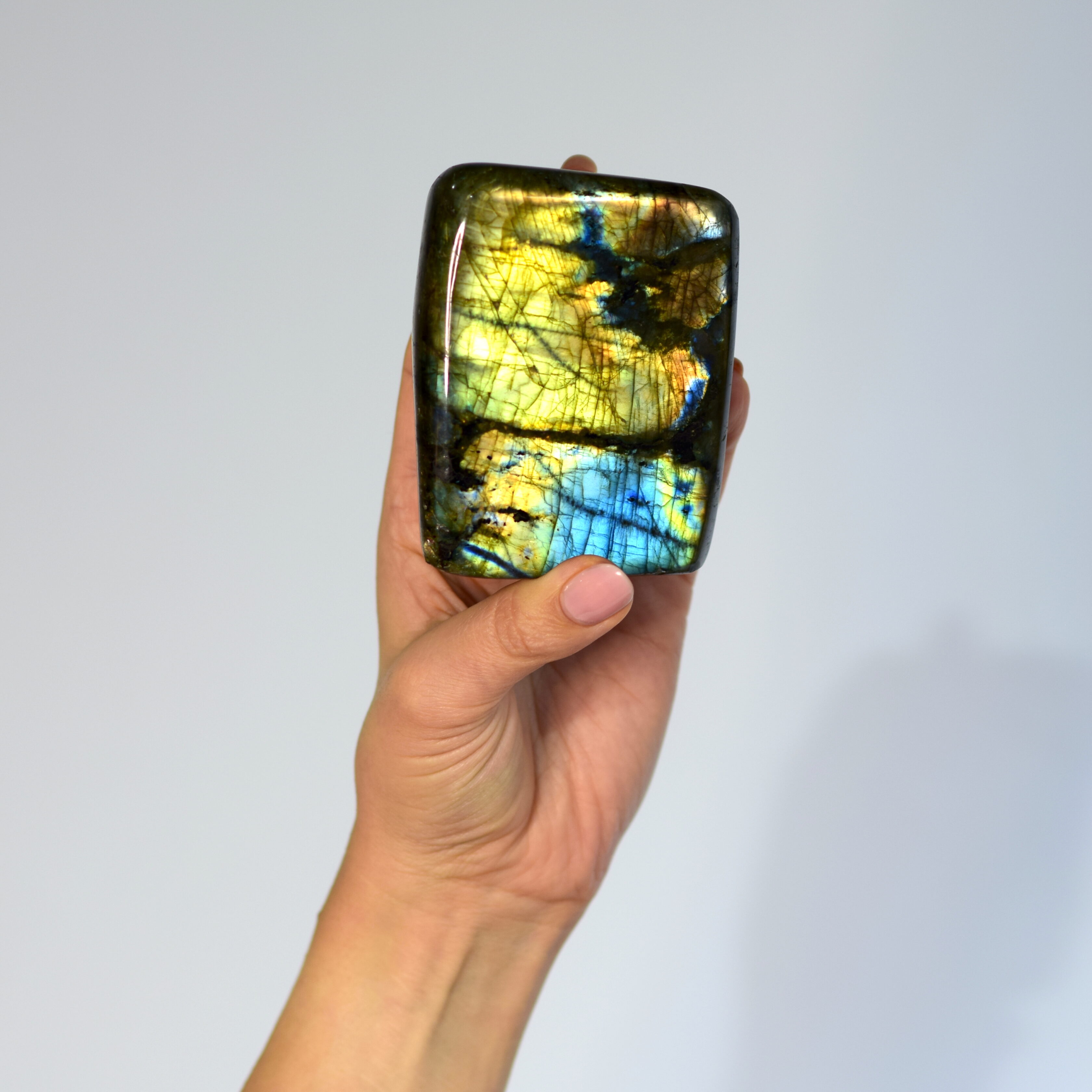 Labradorit je kristal transformacije, intuicije in zaščite. Pogosto se uporablja kot podpora v obdobjih sprememb, osebne rasti in novih začetkov, saj spodbuja zaupanje vase, intuicijo ter pomaga pri premagovanju notranjih blokad. Pod določenim kotom svetlobe pa zasije v čudovitih modrih, zelenih in zlatih odtenkih.