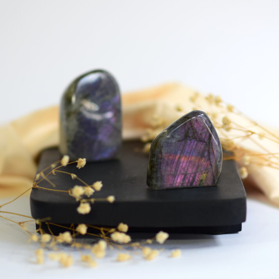 Labradorit free form vijoličen roza