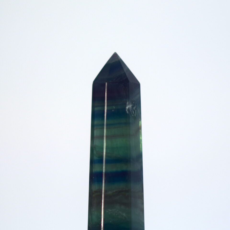 imperfect mavrični fluorit rainbow flouorite poškodovan konica