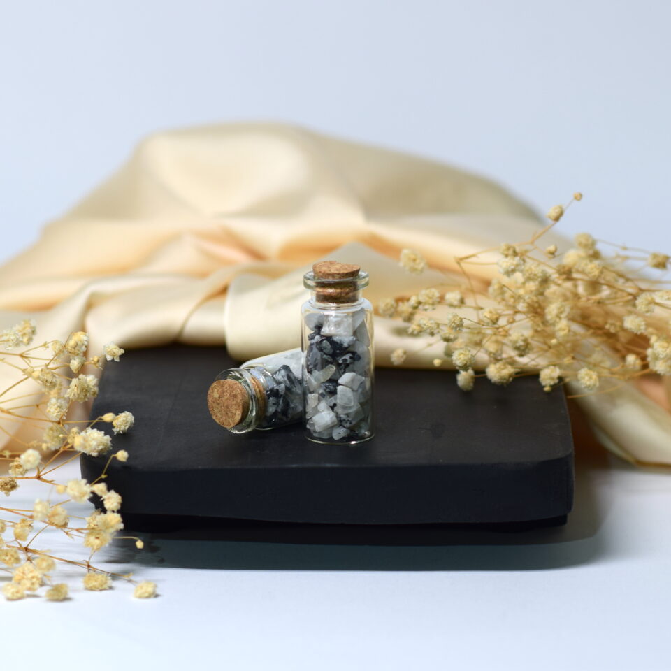 rainbow moonstone mavrični mesečni kamen steklenička